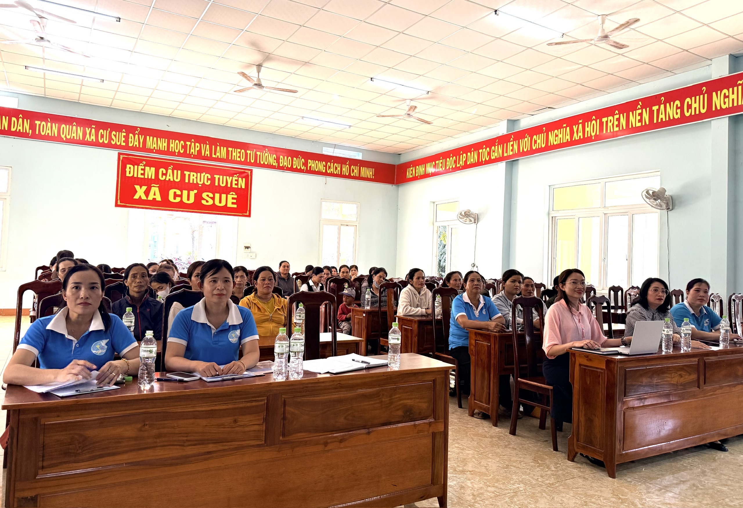 Các đại biểu tham dự hội nghị